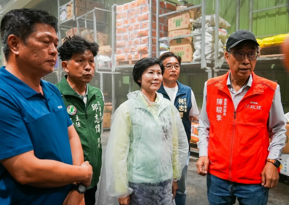 林岱樺(中)陪同陳駿季(右一)訪視梓官區蔬菜供貨情形。 圖：林岱樺服務處/提供