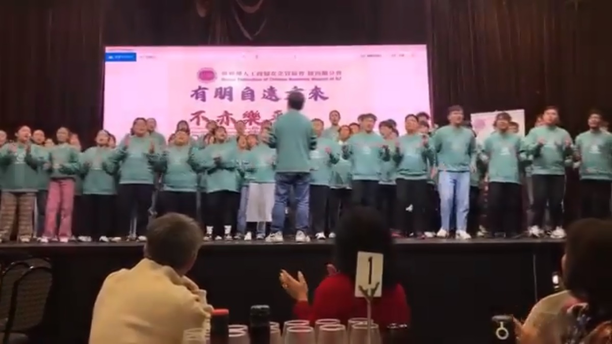 紐西蘭舉辦 2024 世界合唱大賽，代表台灣的尼布恩合唱團取得兩面金牌的優秀成績。但是在頒獎環節上，有中國小粉紅在場邊嘶吼「 China 」、「不要台獨」等口號，讓許多中國網友感到「丟臉」。 圖：翻攝自 駐奧克蘭辦事處 官方 X 帳號分享影片