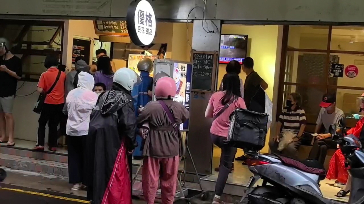 不少民眾排隊等待領取豆花。 圖：林昀真／翻攝
