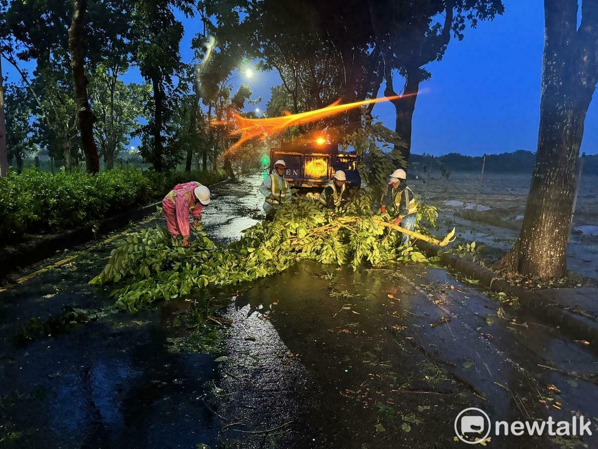凱米颱風造成致災降雨，南市府各單位正偕同國軍及各相關單位，一方面進行搶災搶險及封堵作業，此外也積極強化人員救災與撤離照顧，務必將整體災害減至最小。 圖：台南市政府提供