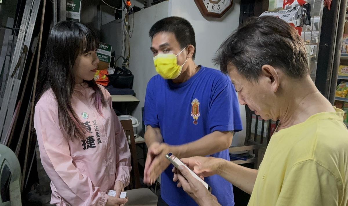 民進黨立委黃捷在選區勘災、慰問市民。 圖：黃捷辦公室提供