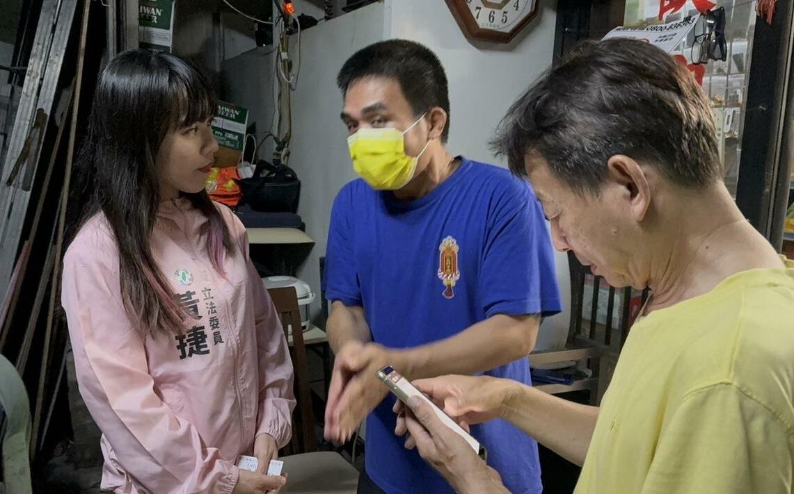 不畏外地人仇恨炒作 黃捷現身高雄：抱歉未能在風雨前返國