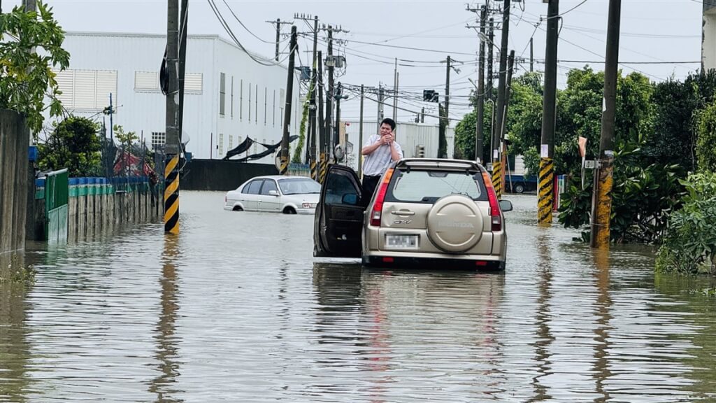 受到颱風外圍環流及西南風影響，彰化地區26日多處積淹水，彰化芳苑文津村有車輛卡在水中動彈不得。 圖：芳苑鄉公所提供