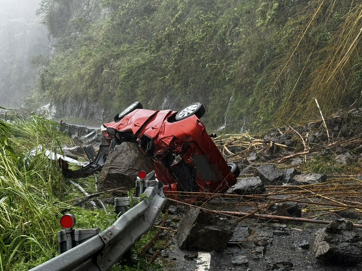 何姓火車維修員26日下午在阿里山完成維修任務，開車下山途中在台18線69.6K處遭落石擊中。 圖：消防局提供