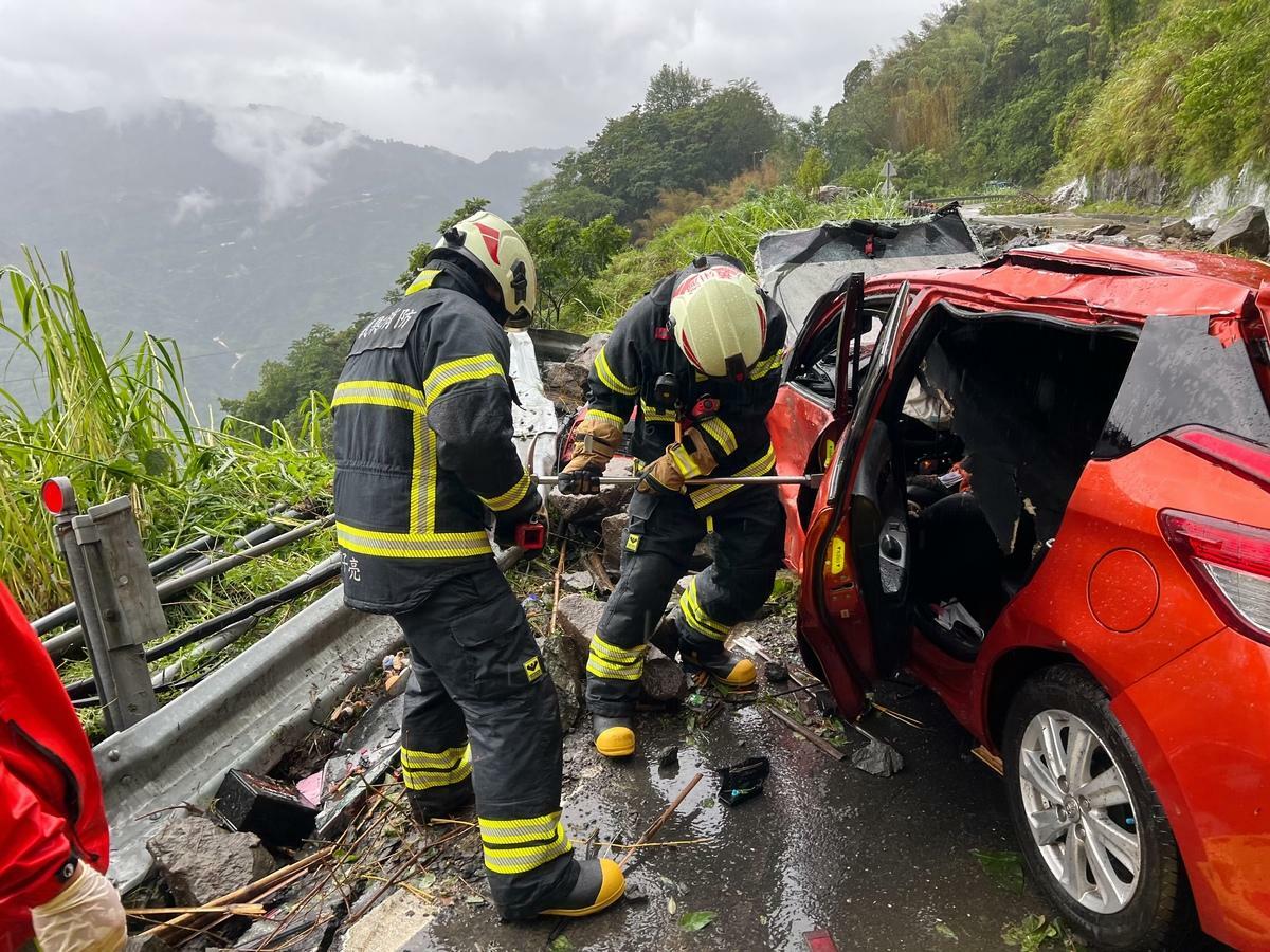 何姓火車維修員26日下午在阿里山完成維修任務，開車下山途中在台18線69.6K處遭落石擊中。 圖：消防局提供