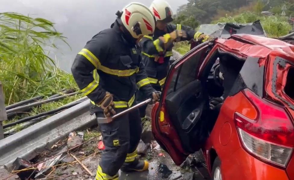 何姓火車維修員26日下午在阿里山完成維修任務，開車下山途中在台18線69.6K處遭落石擊中。 圖：消防局提供
