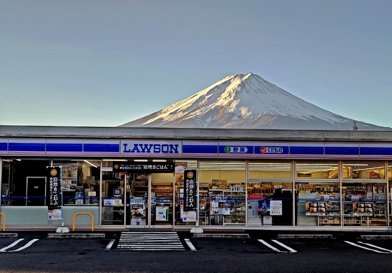 羅森 ( LAWSON )超商因地理位置佳，吸引大量遊客前往打卡拍照。 圖：翻攝自 guutaraoyaji_insta IG