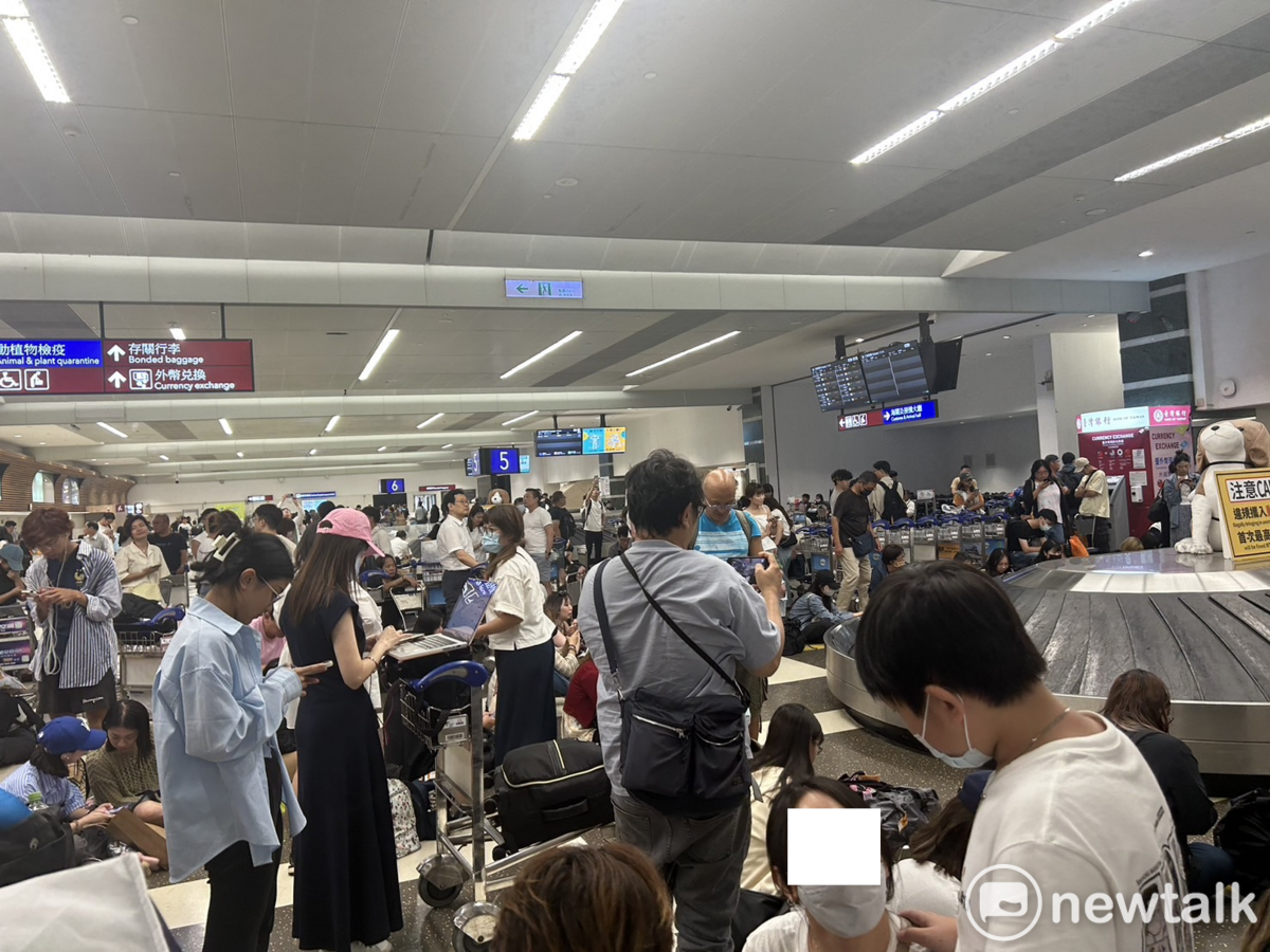 原以為可以返家休息的旅客，26日卻在桃園機場等3小時以上的行李，造成旅客炸鍋。（26日凌晨上百名旅客等不到行李畫面） 圖：林岑韋／攝