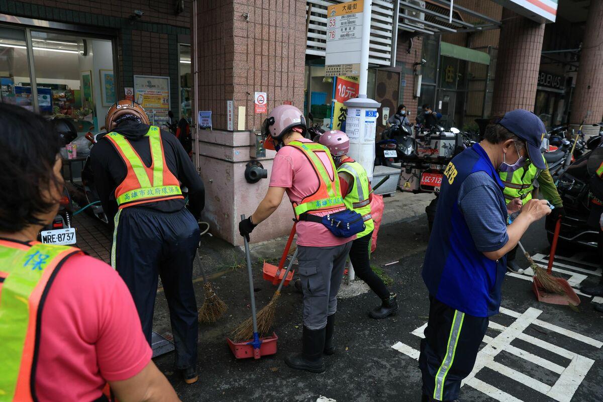 清潔隊人員加強清理道路垃圾，恢復市容景觀。 圖：高雄市政府/提供
