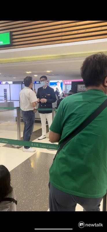 當天有旅客等了兩小時，要求桃機人員說明。 圖：林岑韋／攝