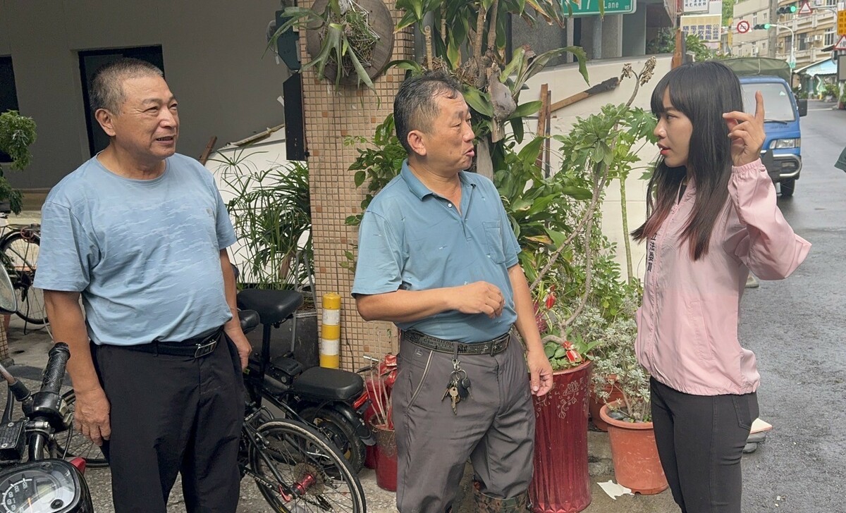 黃捷(右)訪視選區居民詢問災後需求。 圖：黃捷服務處/提供