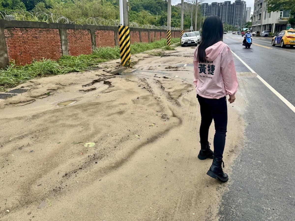 黃捷勘視中見道路兩旁污泥及廢棄物，即通知清潔隊加速清理。 圖：黃捷服務處/提供