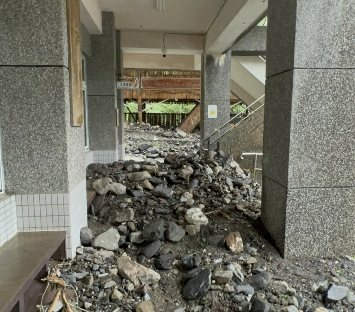 土石流侵襲桃源國中校園致嚴重災損。 圖：翻攝高雄市立桃源國民中學臉書