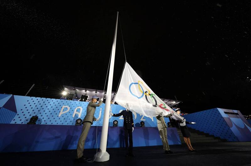 巴黎奧運開幕式出現五環旗「倒掛」現象。 圖：達志影像/路透社