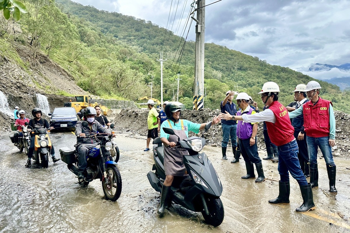 在部分路段搶通後，恢復通行的居民開心的與陳其邁擊掌。 圖：翻攝自 陳其邁 Facebook