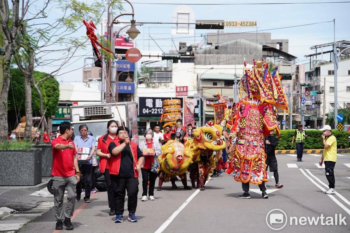 起駕儀式中道教文化中的號角隊、八家將陣頭、千里眼、順風耳將軍、獅陣等共同恭迎起駕，場面熱鬧非凡。 圖：唐復年/攝