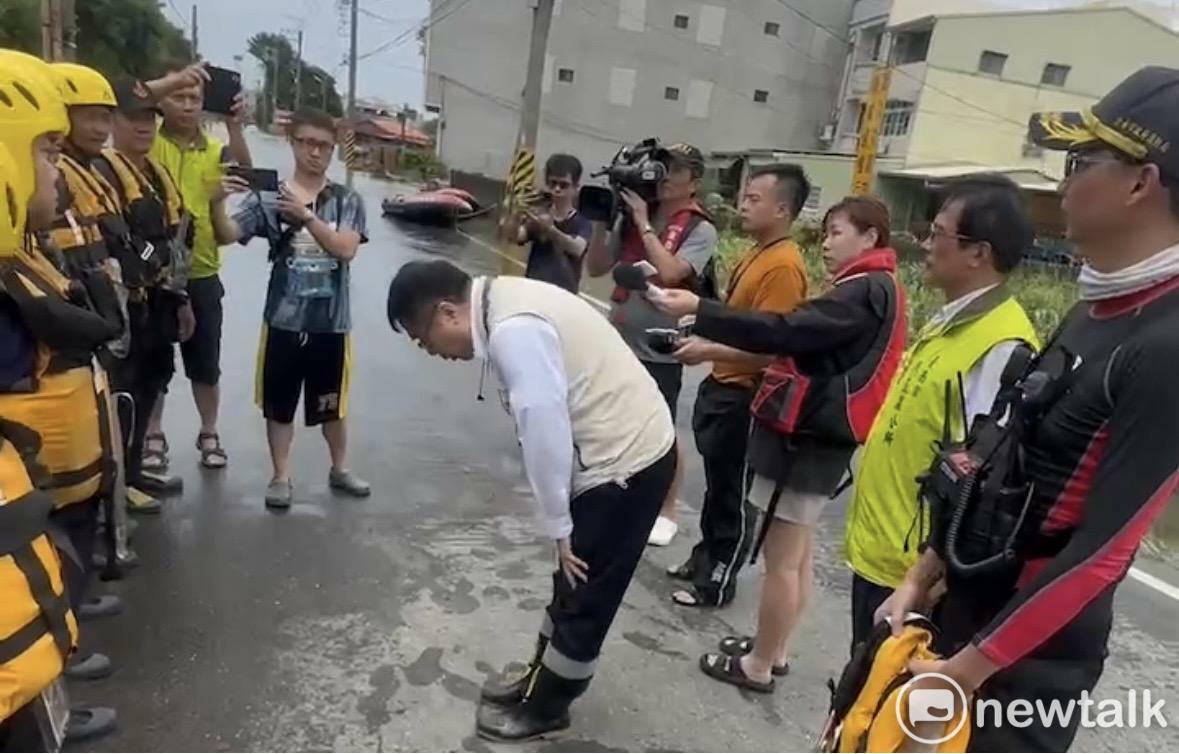 台南市長黃偉哲今（27）日中午前往麻豆區小埤里視察當地淹水狀況，除慰問在場協助的消防人員，並深深一鞠躬向消防人員致謝。 圖：台南市政府提供