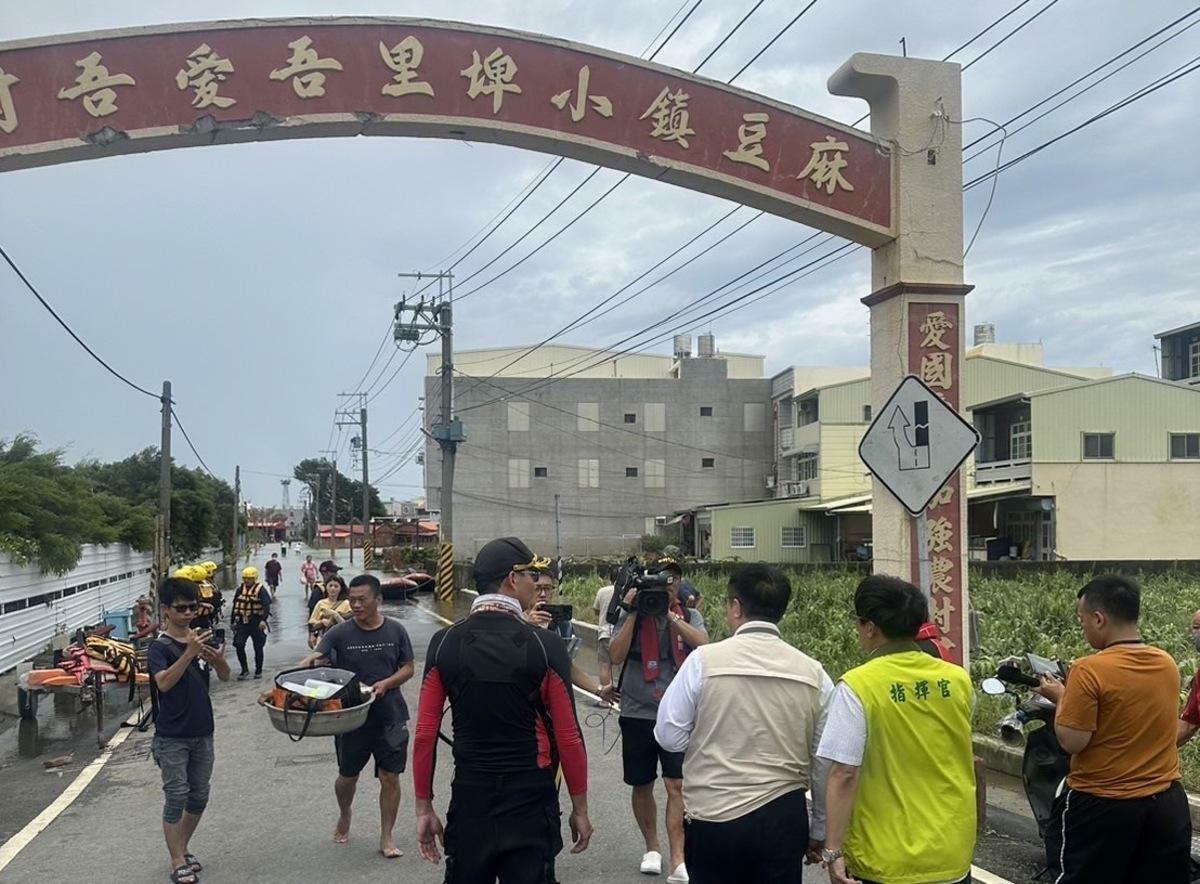 台南市長黃偉哲今(27)日中午前往麻豆區小埤里視察當地淹水狀況，慰問在場協助的消防人員。 圖：台南市政府提供