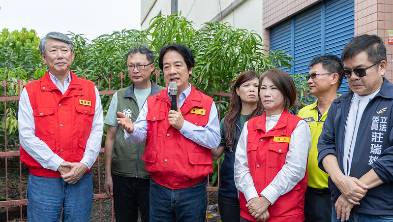 總統視察屏東南州鄉萬華村排水情形。 圖：總統府提供