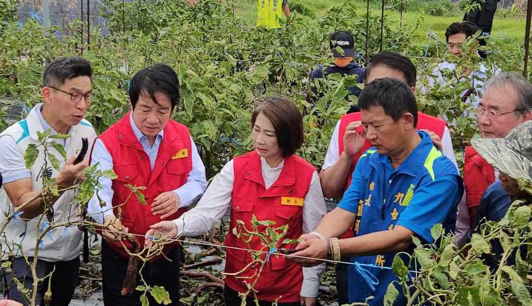 賴清德(左二)在周春米(左三)陪同下勘查屏東農損情形。 圖：屏東縣政府/提供