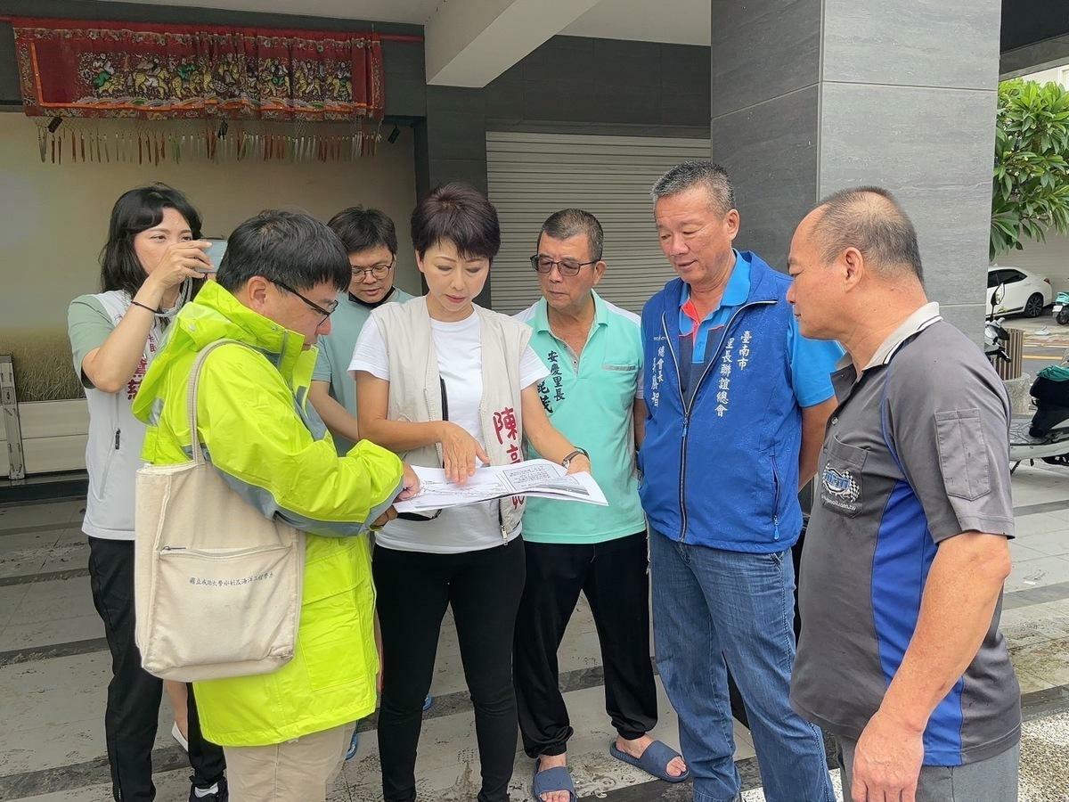 連日來，陳亭妃頻頻到安中路附近查看淹水的狀況，今（27）天再與當地里長向水利局確認所有箱涵、滯洪池的設計與進度，也與住戶對話，讓住戶瞭解。 圖：陳亭妃服務處提供