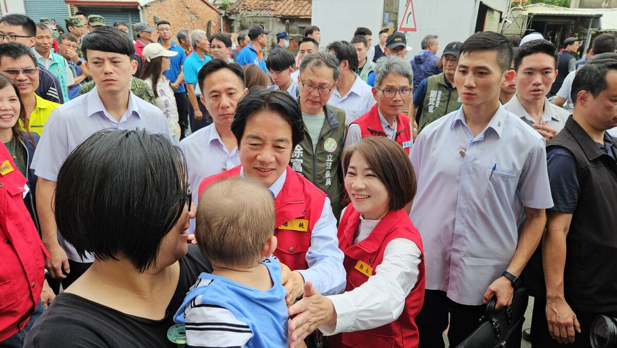 賴清德屏東勘災與村民親切問好。 圖：屏東縣政府/提供