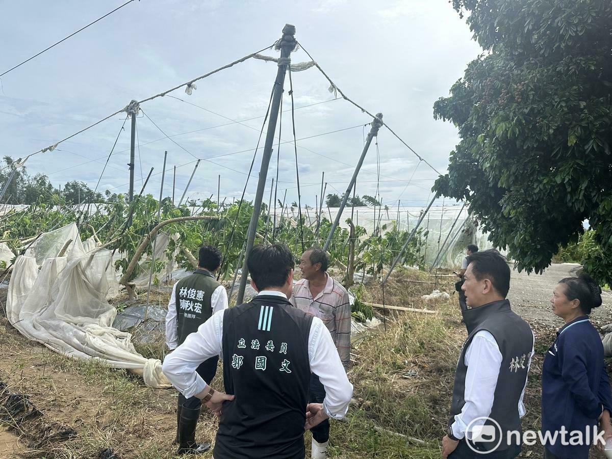 凱米颱風侵襲後，立委林俊憲今（27）日前往台南溪北各地勘災，先與立委郭國文、市議員陳秋宏赴麻豆淹水地區送上物資後，三人又到大內勘查酪梨、木瓜因颱風受損的情形。 圖：林俊憲服務處提供