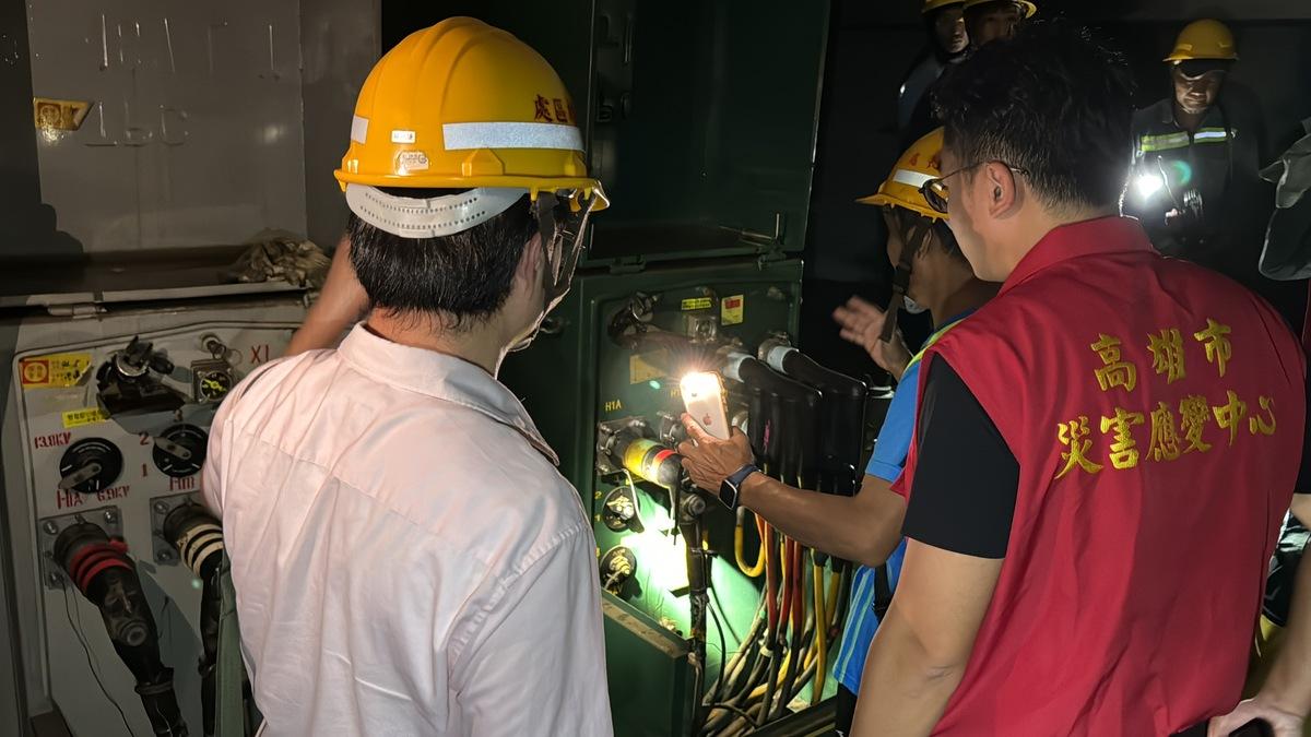 地下室淹水抽光後，台電人員摸黑進行電力搶修。 圖：台電高雄區處/提供