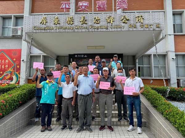 吳亮慶(前排中)以79票之差驚險贏得長治鄉長補選。 圖：翻攝吳亮慶臉書