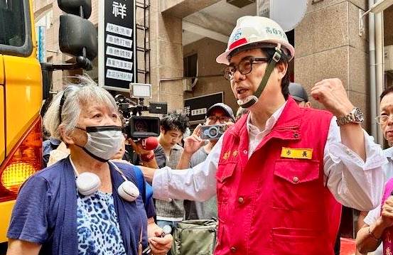 陳其邁(右)多次到三民區本和里關心大樓淹水狀況。 圖：高雄市民政局/提供