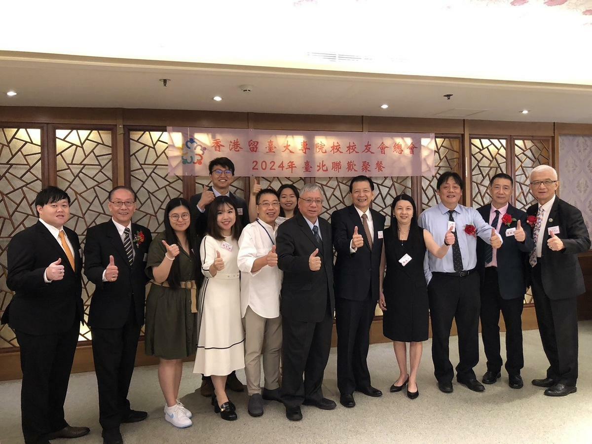 現場嘉賓合影包括輔大謝邦昌副校長（右一）、文化王子奇校長（右三）、麥燕玲會長（右四）。 圖：陸委會提供