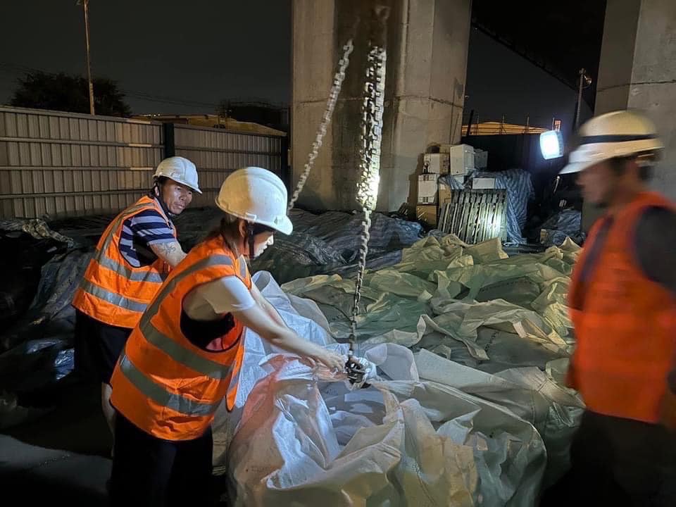 台中市副市長鄭照新深夜在臉書發文指稱，已支援雲林縣100個沙包救災。 圖：取自鄭照新/臉書