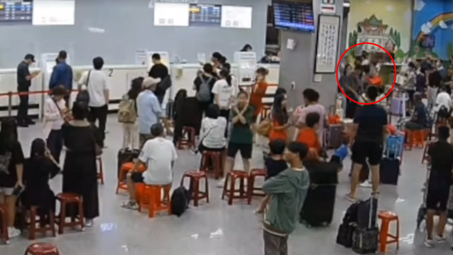 民眾因為補不到位，拿椅子砸櫃台，導致一名立榮航空地勤人員受傷。 圖：翻攝金門航空站聯合補位直播網