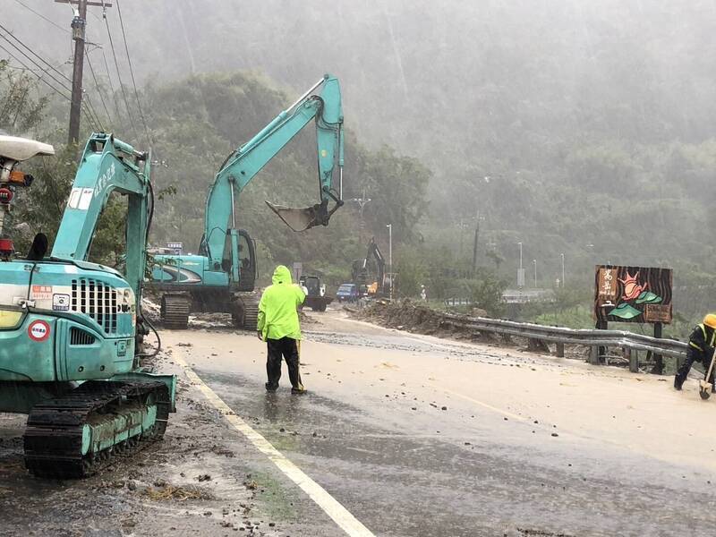 工程人員搶修古坑鄉山區主要對外聯絡道路。 圖：雲林縣交通工務局長汪令堯提供