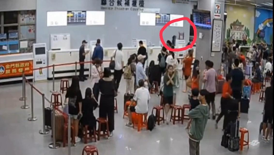 27 日晚間，金門尚義機場內突發嚴重衝突事件，1 名旅客竟拿塑膠椅丟向櫃台，造成 1 人受傷。 圖：翻攝自金門航空站候補櫃台直播畫面
