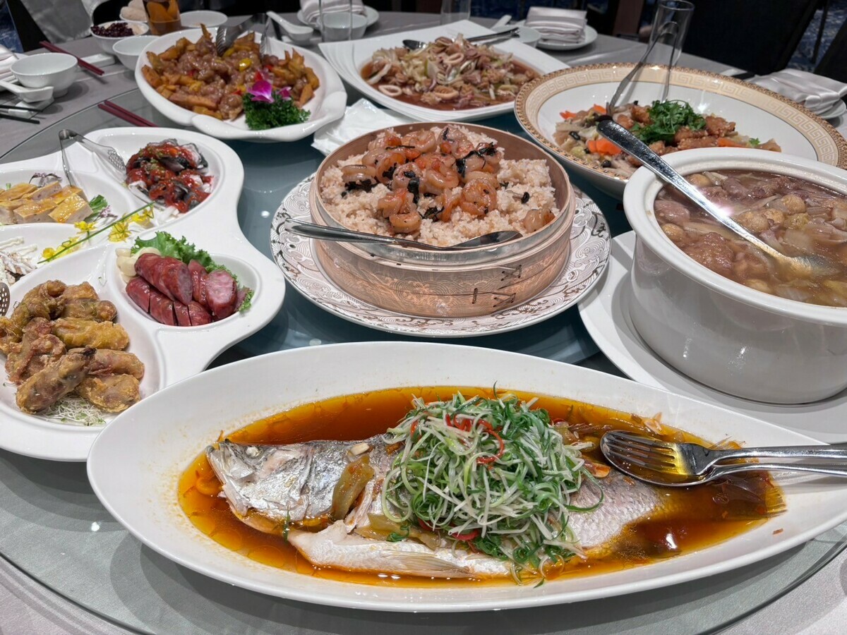 「台南二中110週年美食音樂餐會」以音樂為載體，美食為呈現，精選11首與台南二中及台灣與台南深厚人文底蘊的歌曲，以一首歌、一道菜、一位引言兼導聆人的方式，讓美食、音樂與體驗充分交融。 圖：黃博郎／攝