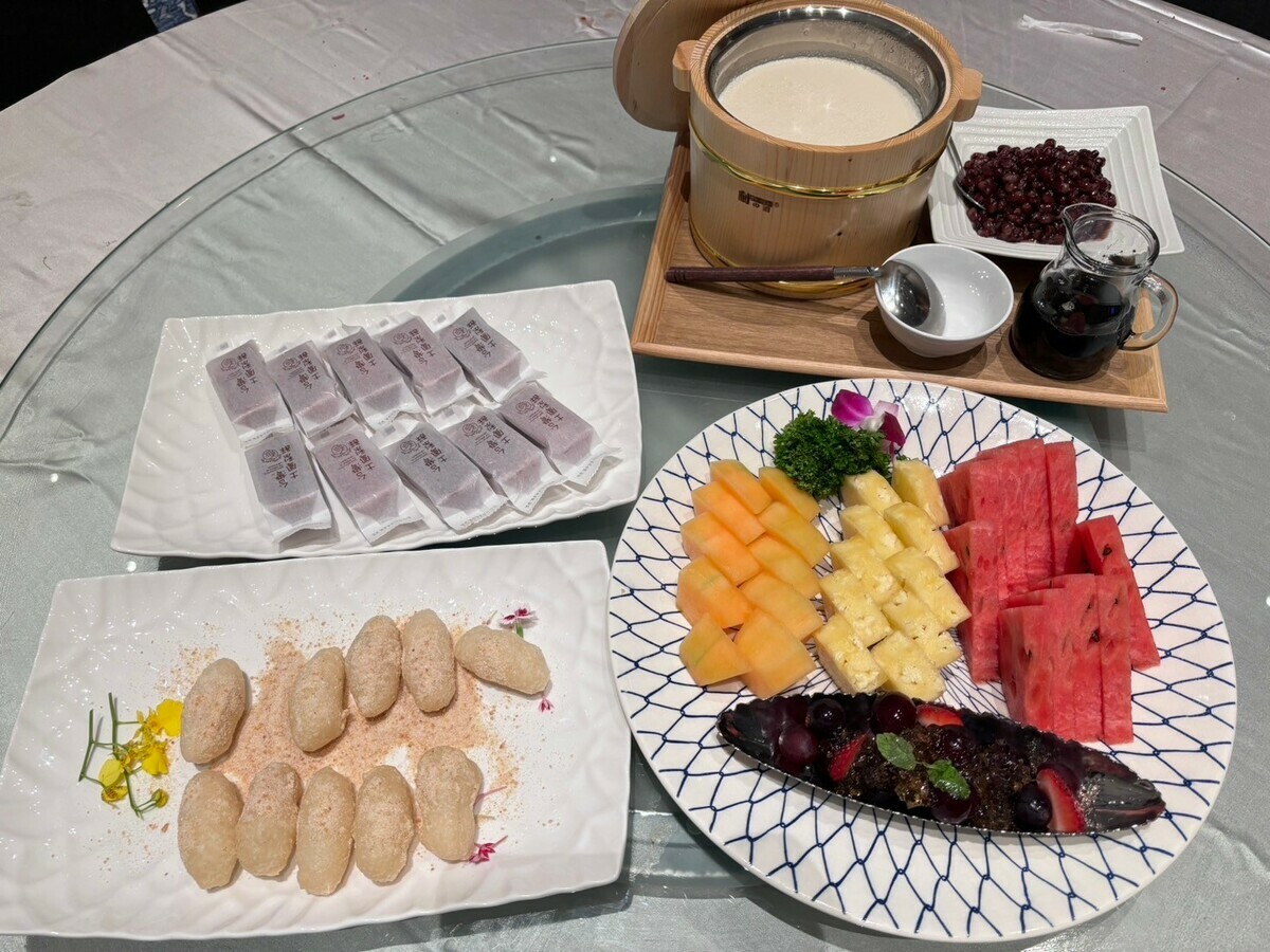 「台南二中110週年美食音樂餐會」以音樂為載體，美食為呈現，精選11首與台南二中及台灣與台南深厚人文底蘊的歌曲，以一首歌、一道菜、一位引言兼導聆人的方式，讓美食、音樂與體驗充分交融。 圖：黃博郎／攝