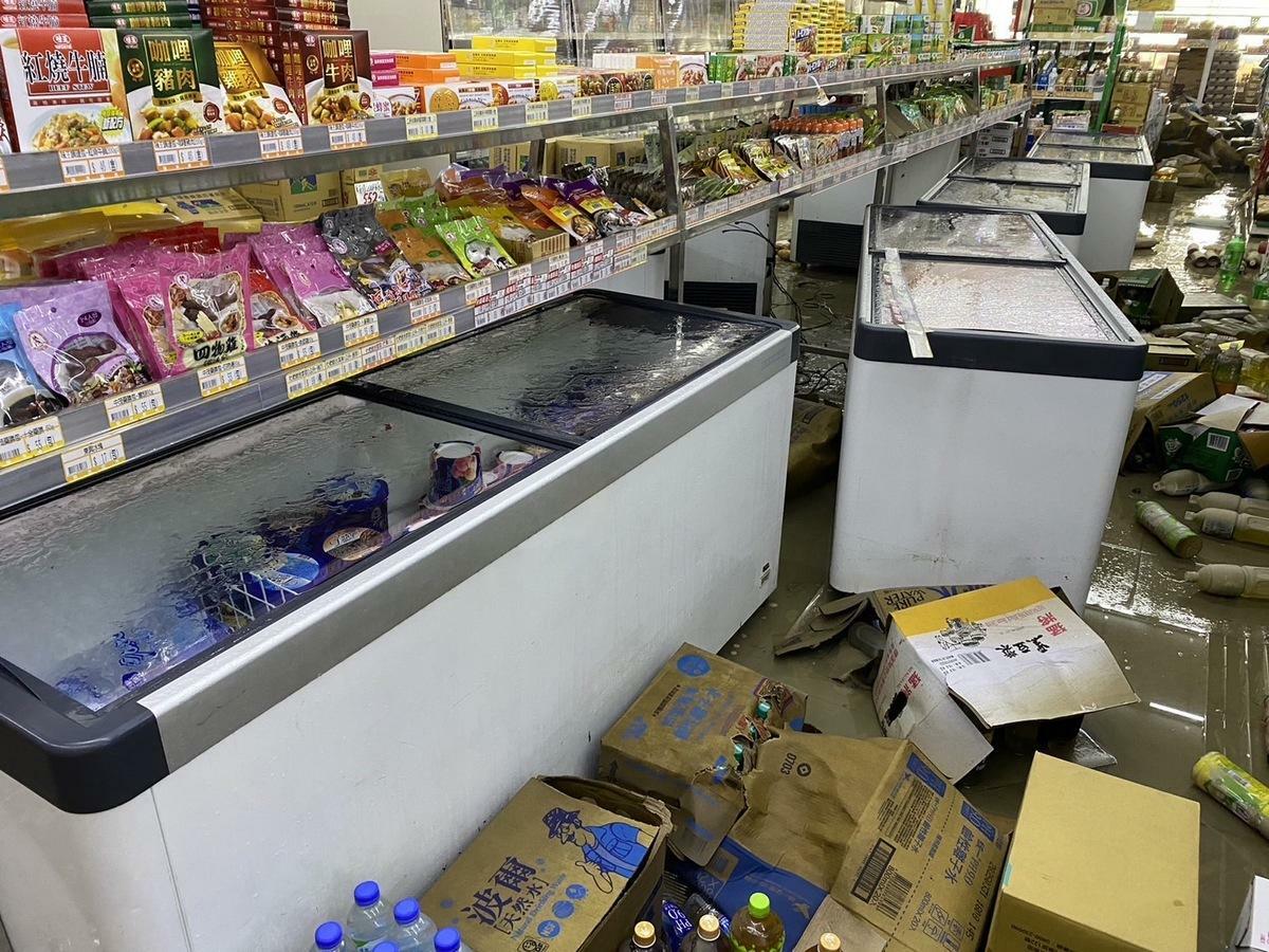 陳亭妃認為有些店家淹水兩三天的狀況，其生財工具無一倖免，在店家的重建工作，政府也應該給予相關的協助。 圖：陳亭妃服務處／提供