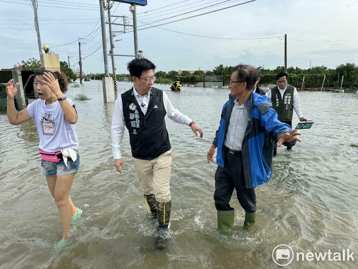 凱米颱風重創南台灣，面對政府提出淹水50公分以上的災民，提供2萬補助，立委郭國文直言，15年前的八八風災淹水50公分補助4萬，15年後卻只補助2萬5千元，對災民而言絕對入不敷出，希望從中央到台南市政府都可以統合資源，「加碼再加碼」。 圖：郭國文服務處／提供