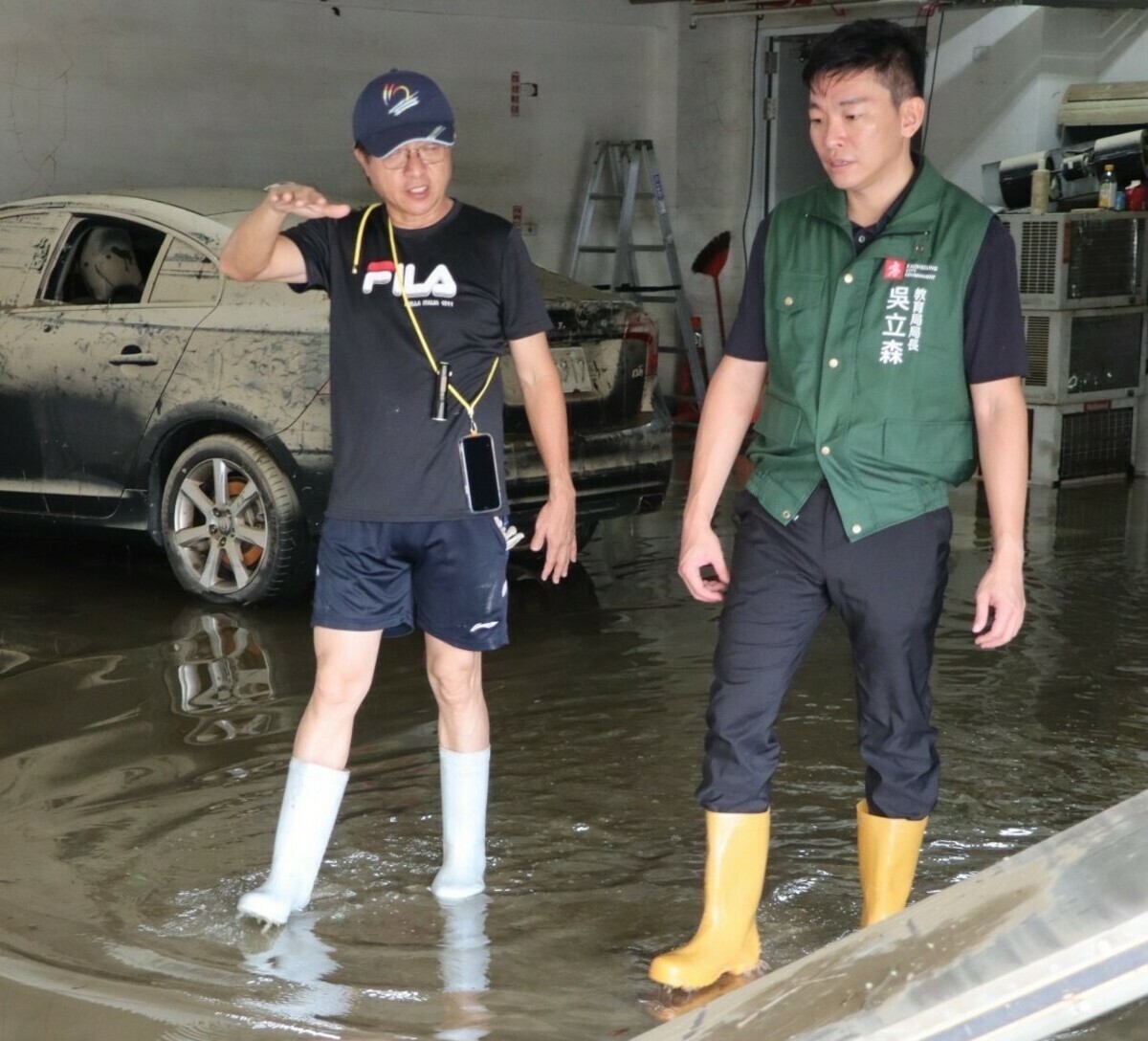 吳立森(右)視察權管學校災損情形。 圖：高雄市教育局/提供
