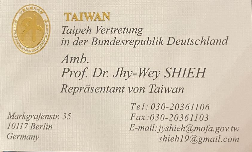駐德代表謝志偉秀出德文名片，他特別在名片頂端印上上大大的燙金「TAIWAN」，讓人不會看漏掉。 圖：翻攝自謝志偉粉絲頁臉書