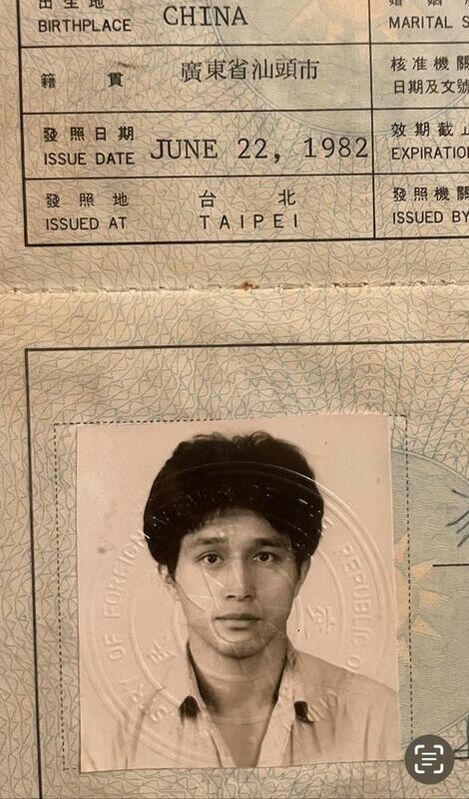 謝志偉秀出1982 年護照上出生地寫「CHINA」的照片，眼睛睜得大大的，自我開玩笑說是「布農族」。 圖：翻攝自謝志偉粉絲頁臉書