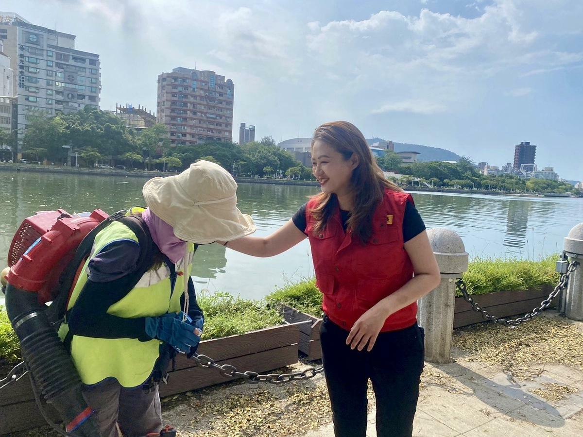 高閔琳(右)慰勉在愛河執行環境復舊工作的清潔人員。 圖：高雄市觀光局/提供