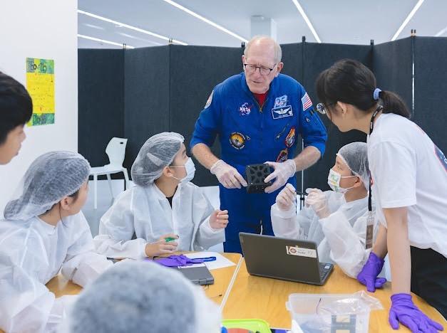 美國太空人Sam(中)指導指導學生設計、製作衛星。 圖：高雄市教育局/提供