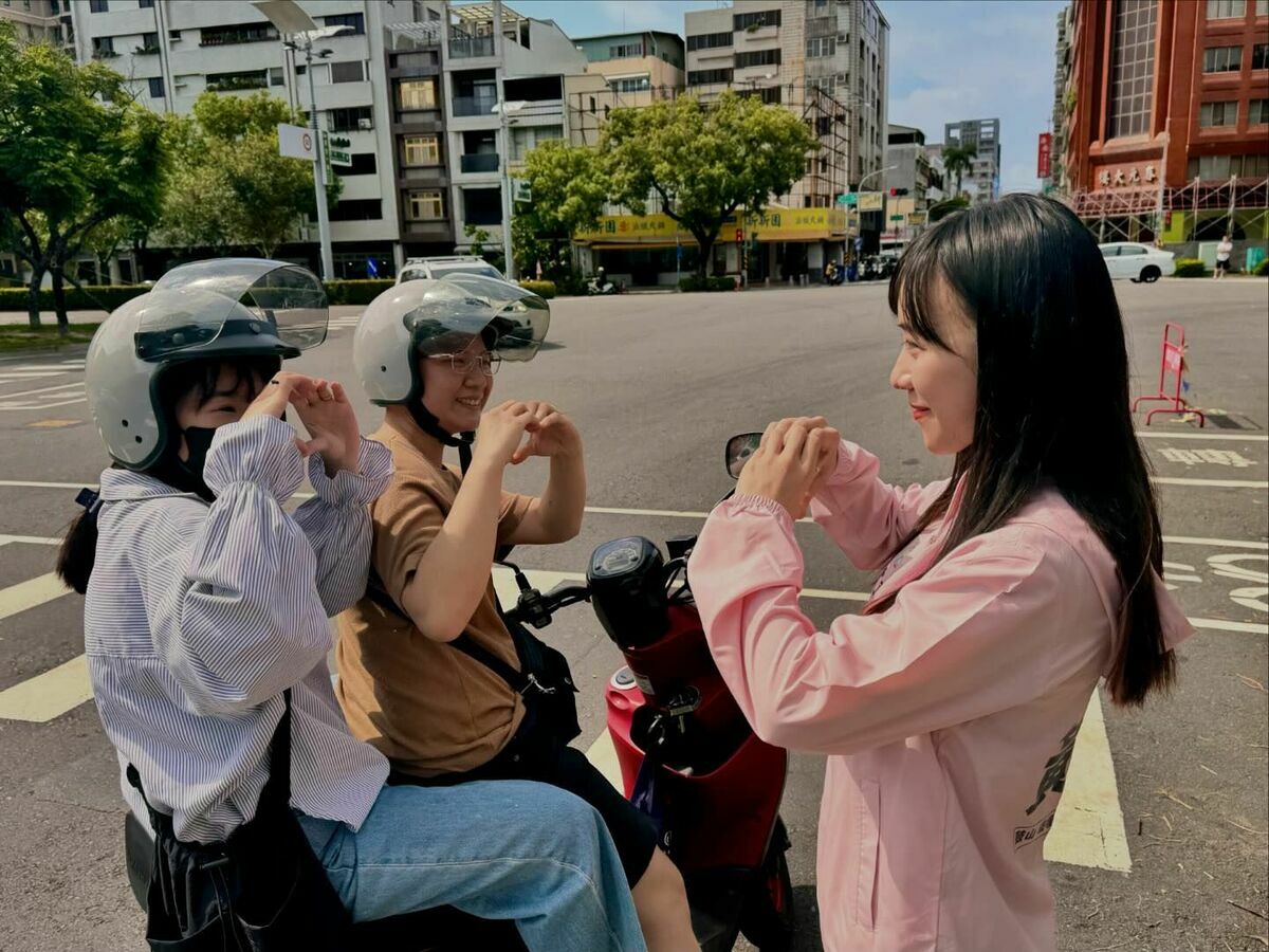 黃捷(右)勘災過程中收到支持者溫暖打氣。 圖：翻攝黃捷threads