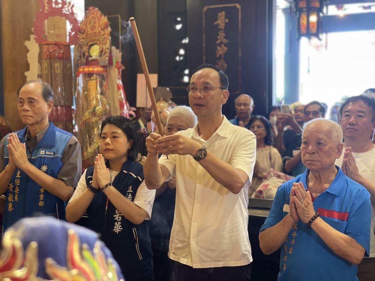 國民黨主席朱立倫赴大溪普濟堂上香祈福。 圖：國民黨文傳會/提供
