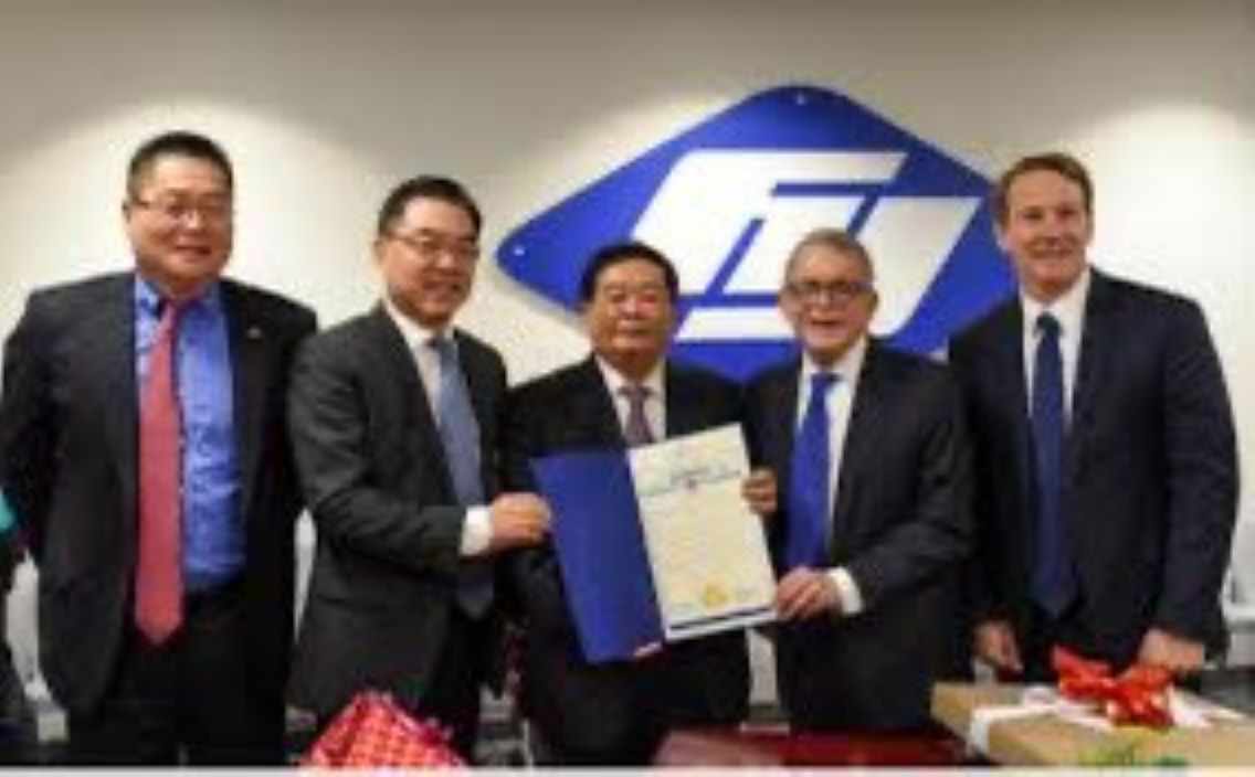 美國俄亥俄州州長麥克‧德萬恩（Mike DeWine）、副州長喬恩‧赫斯特德（Jon Husted）代表俄亥俄州政府向福耀集團董事長曹德旺頒獎。 圖 : 翻攝自 X
