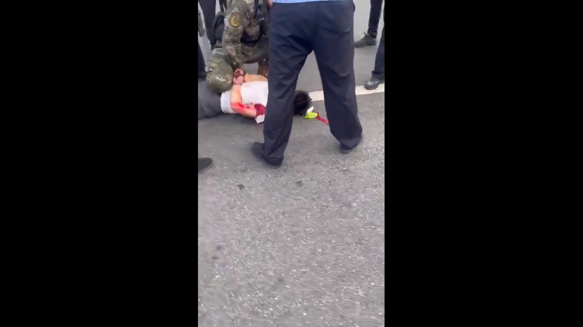 陝西省西安市一名男子手持菜刀上街與警方對峙，被警方制服在地。 圖：擷取自 @whyyoutouzhele X 分享影片