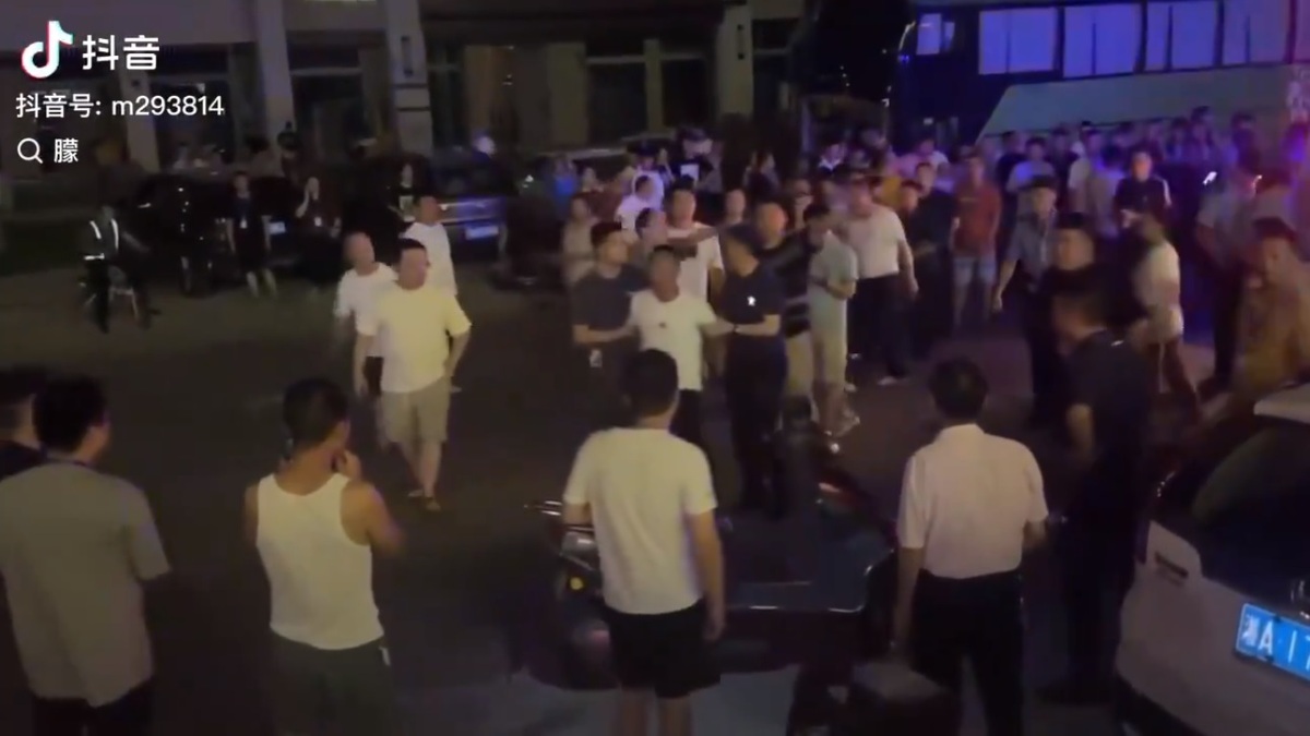 肇事男子因不滿土地徵收補償被當地政府長期拖欠，一氣之下開車撞人，被當地警方逮捕。 圖：擷取自 @woyongdehuawei X 分享影片