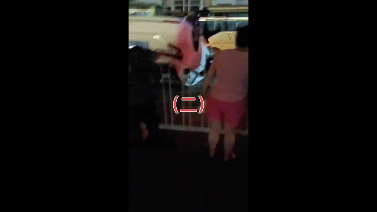 湖南省長沙市日前發生一起報復社會駕車撞人的事故，肇事白色車輛在事故發生後直接翻覆。 圖：擷取自 @woyongdehuawei X 分享影片